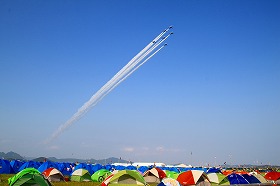 会場（きらら浜）上空を翔けるブルーインパルス