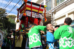 秋祭りで活躍する山本さん